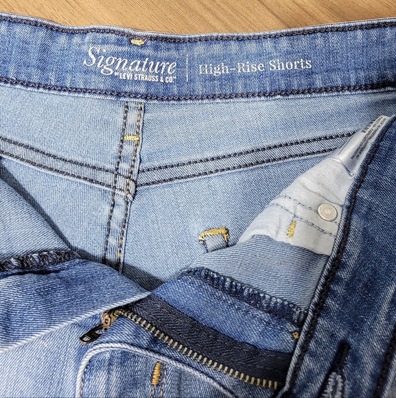 Signature Levi Strauss Distressed Shorts Light Wash - Picture 4 of 5